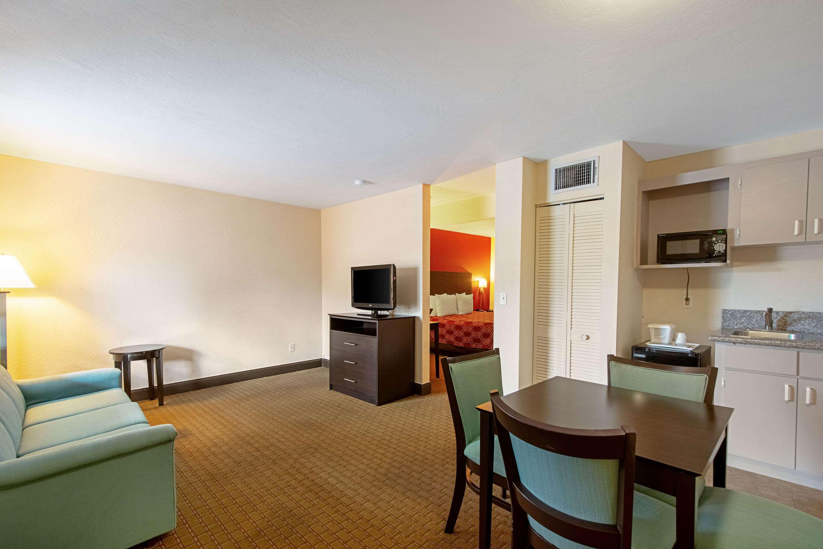 Ramada Limited Clearwater Hotel And Suites Exterior foto