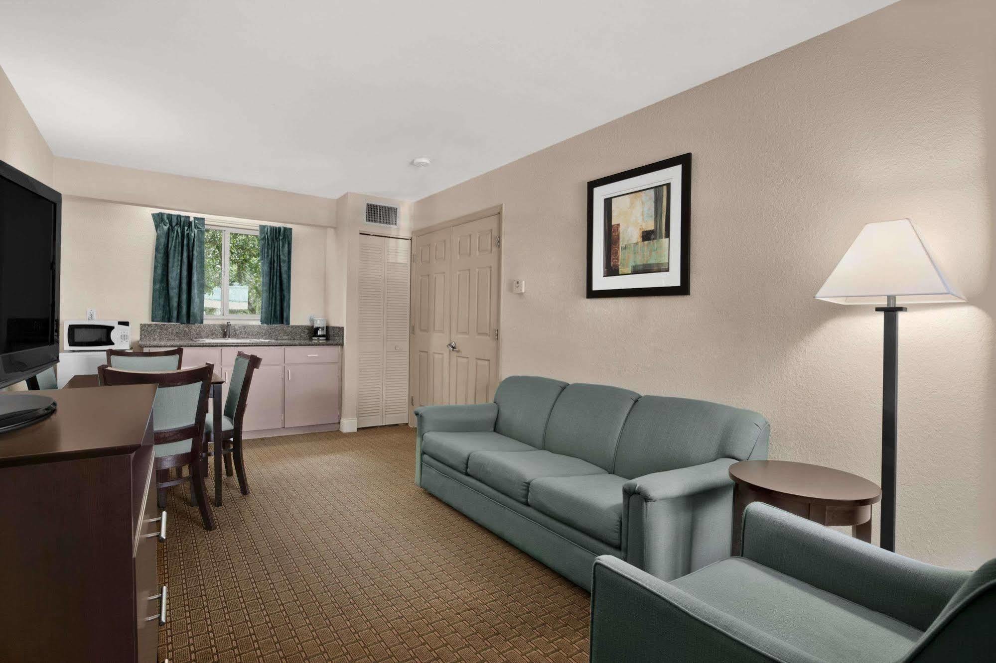 Ramada Limited Clearwater Hotel And Suites Exterior foto