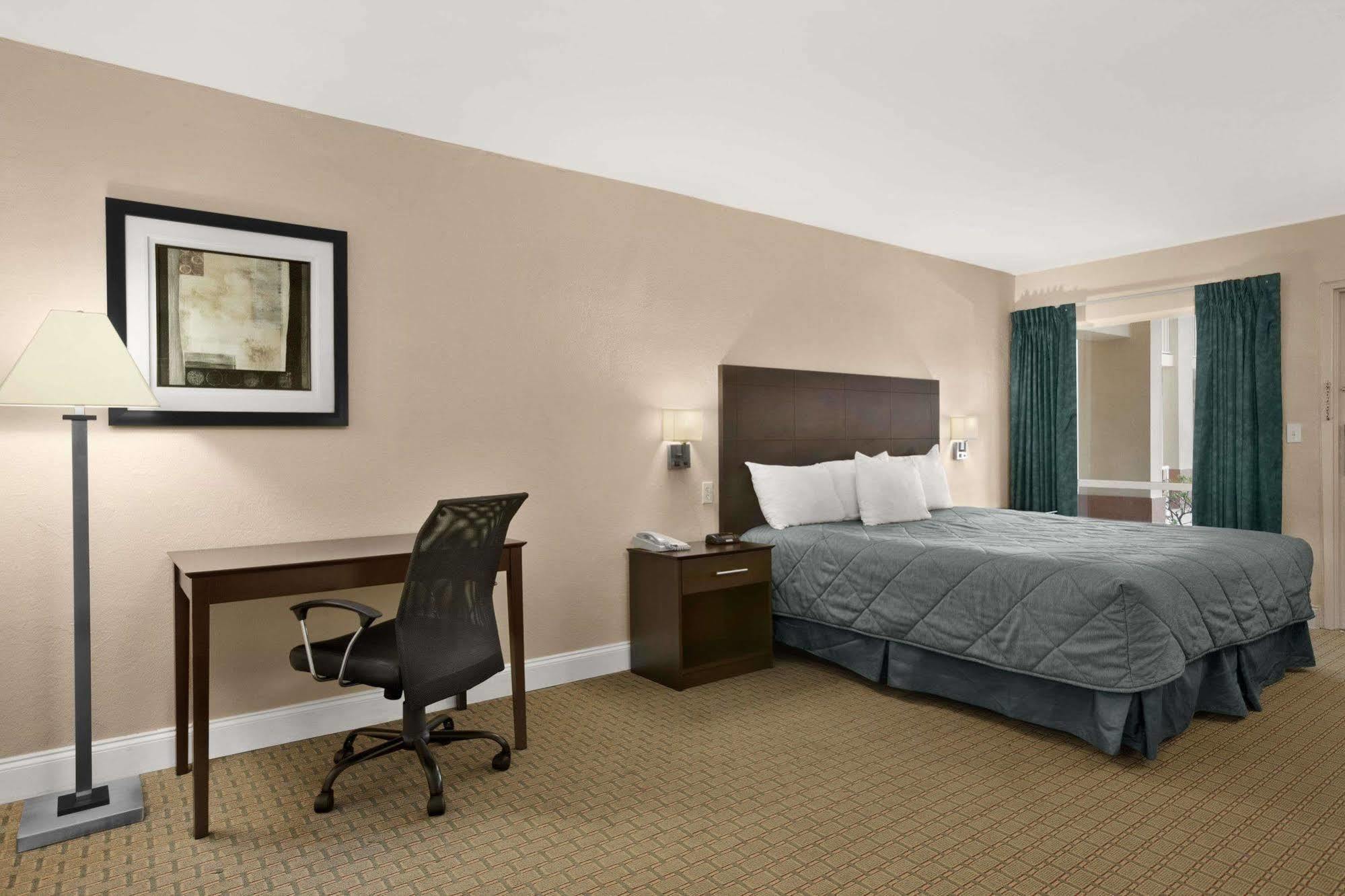 Ramada Limited Clearwater Hotel And Suites Exterior foto