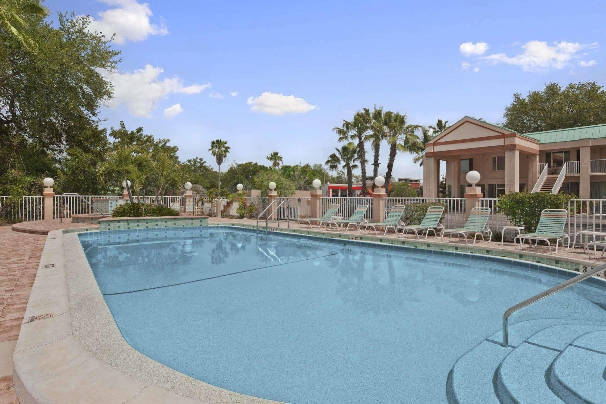 Ramada Limited Clearwater Hotel And Suites Exterior foto